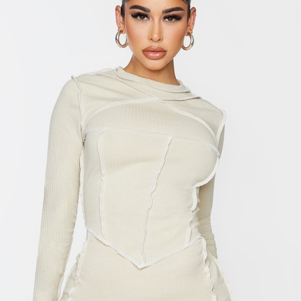 Shape stone rib contrast seam detail crop top